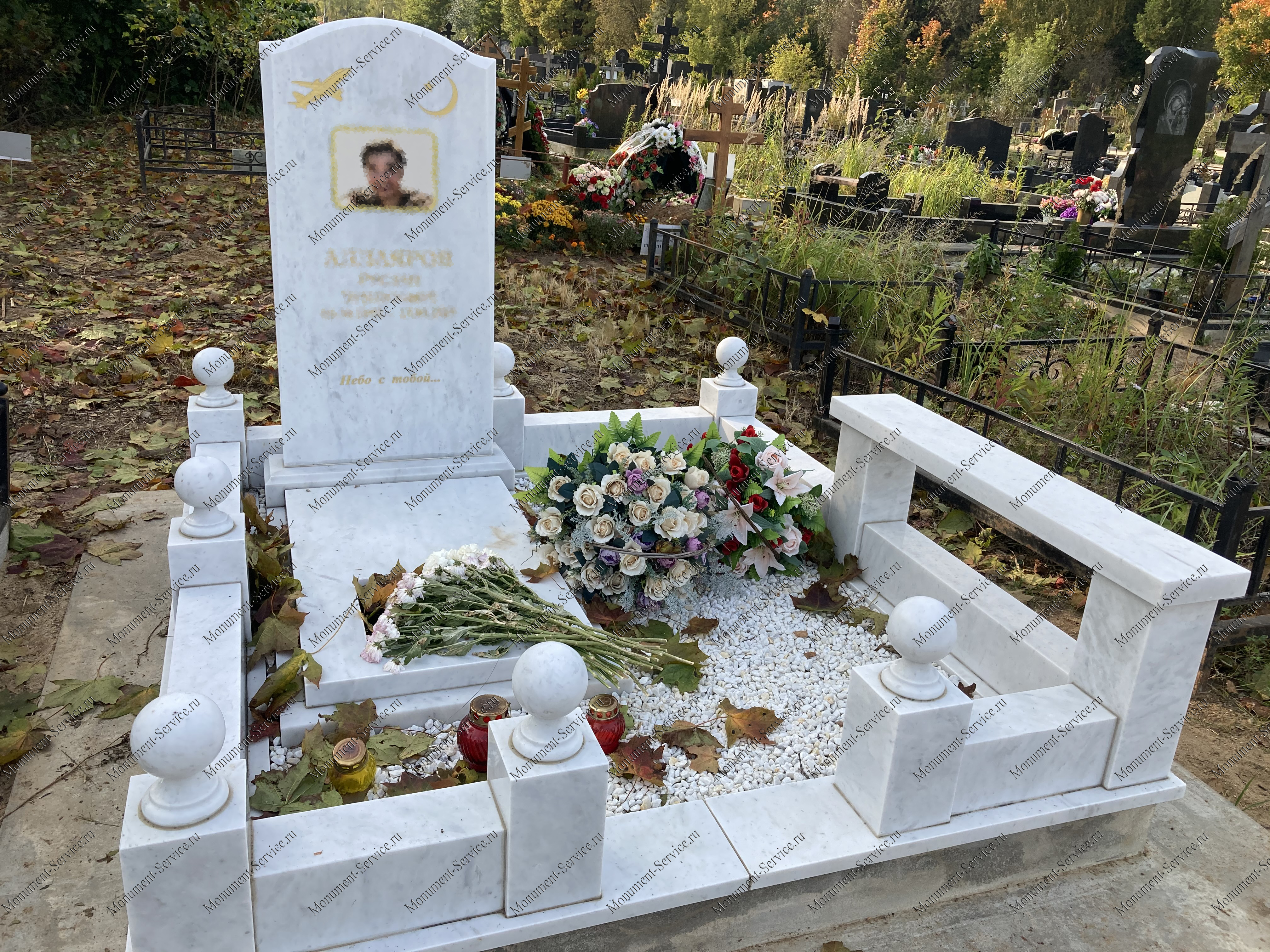 Мраморный комплекс на кладбище